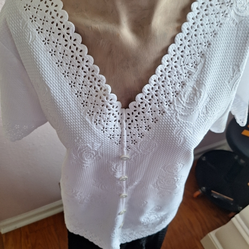Chances R white PL Eyelet top - Picture 5 of 12